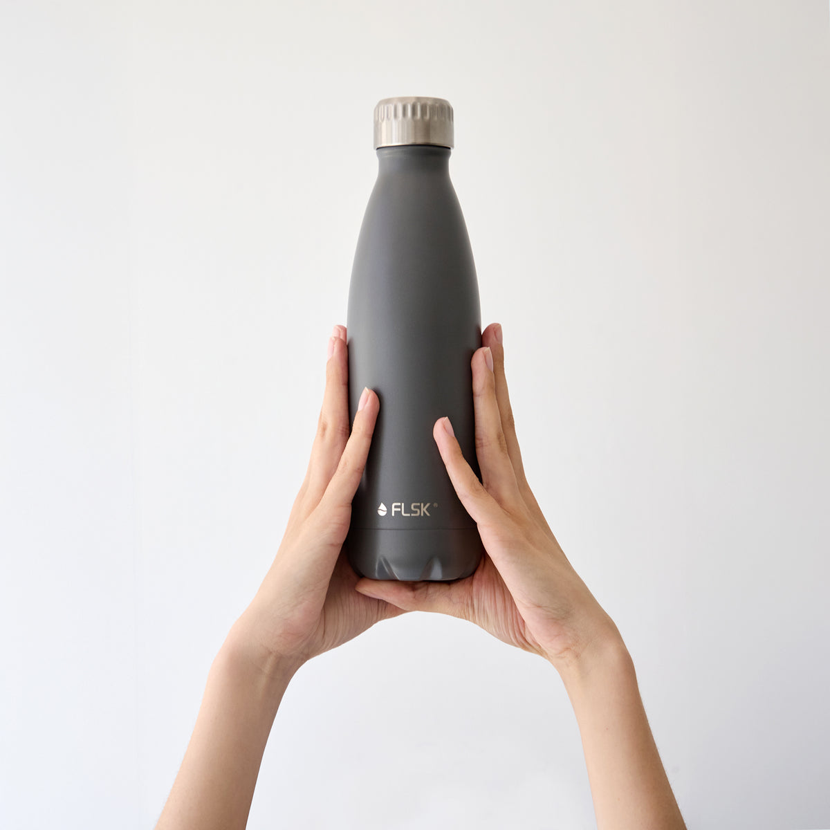 Frauenhände präsentieren FLSK Flasche 500 ml